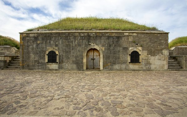 Comment choisir le meilleur emplacement pour un camping en bordure de falaise en été?